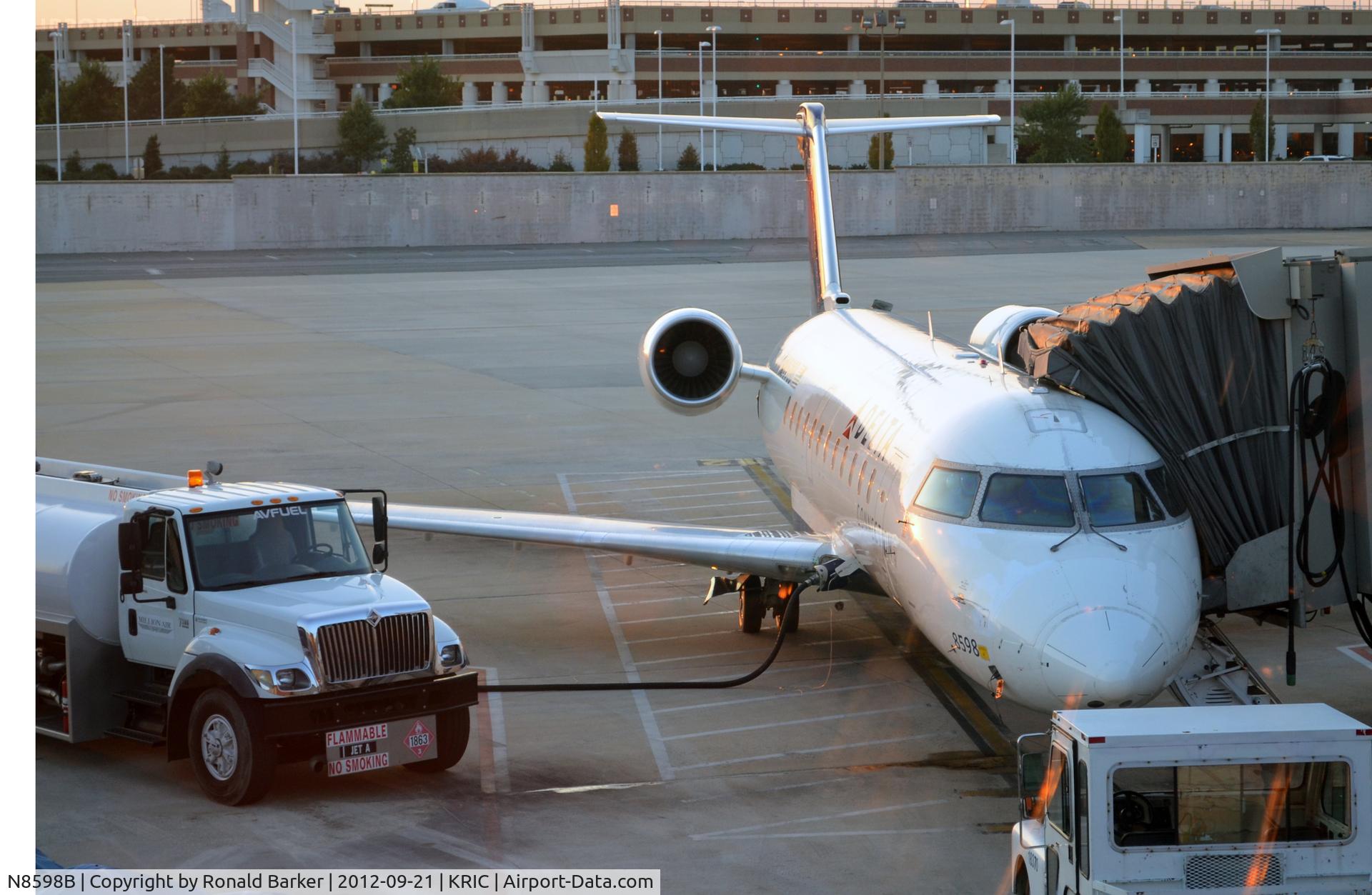 N8598B, 2001 Bombardier CRJ-200 (CL-600-2B19) C/N 7598, Richmond