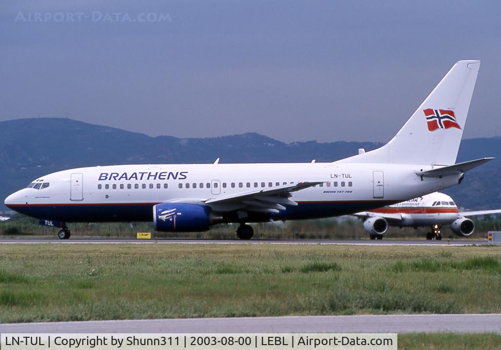 LN-TUL, 2002 Boeing 737-705 C/N 29097, Ready for take off rwy 02