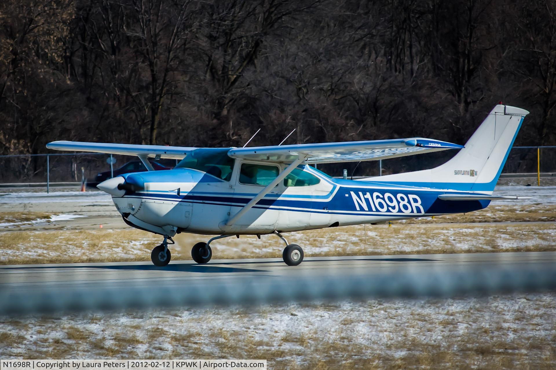 N1698R, 1978 Cessna R182 Skylane RG C/N R18200521, Departing Chicago Executive Airport runway 30