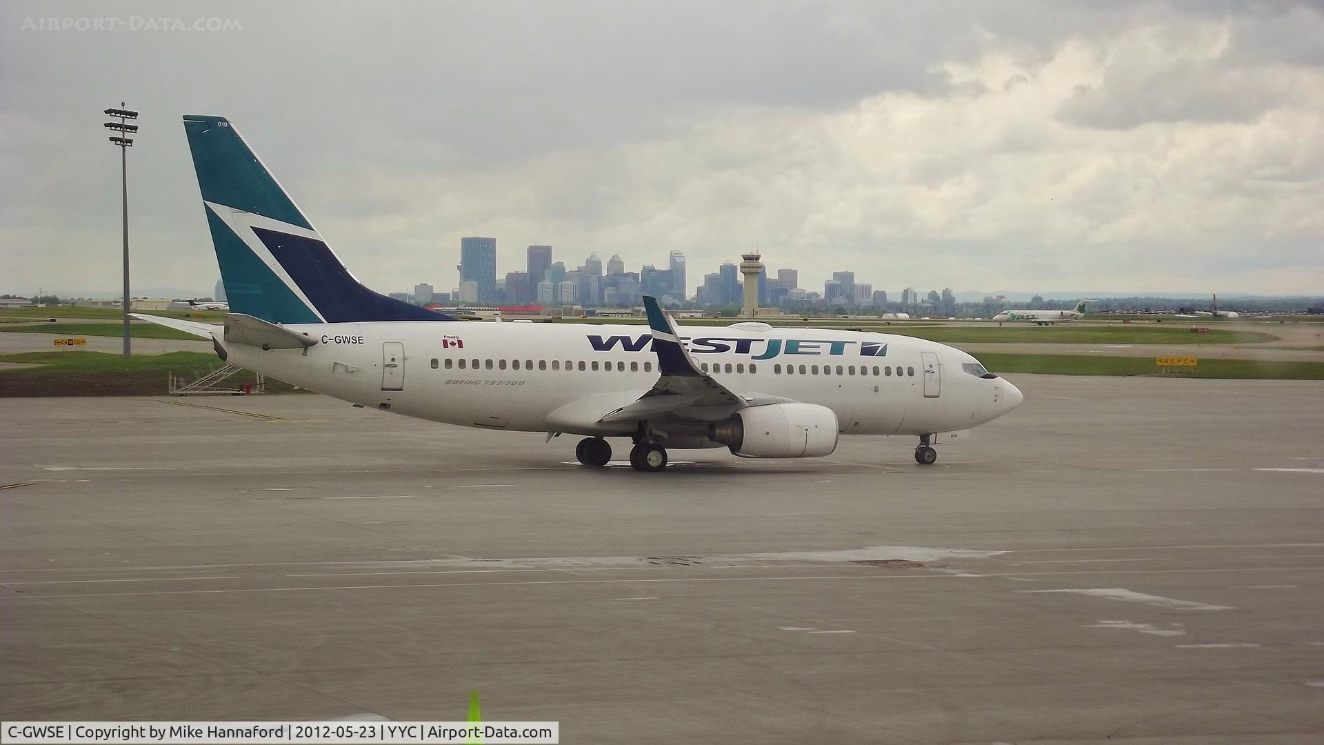 C-GWSE, 2002 Boeing 737-76N C/N 33379, At Calgary