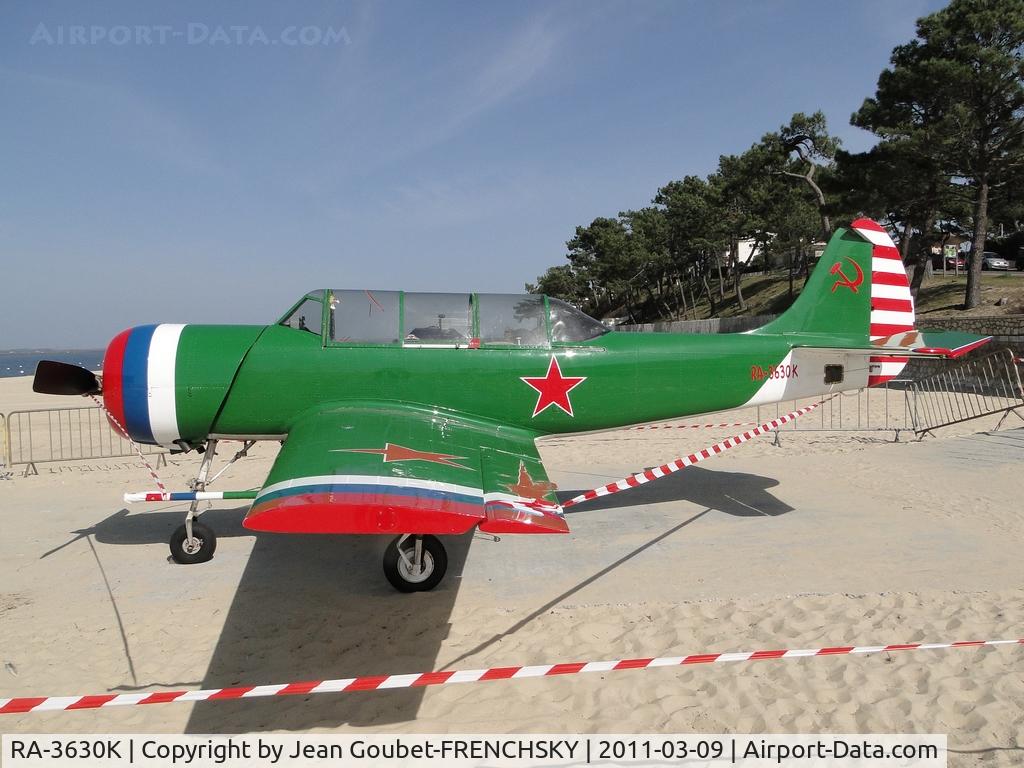 RA-3630K, 1987 Bacau Yak-52 C/N 877403, on Arcachon'beach