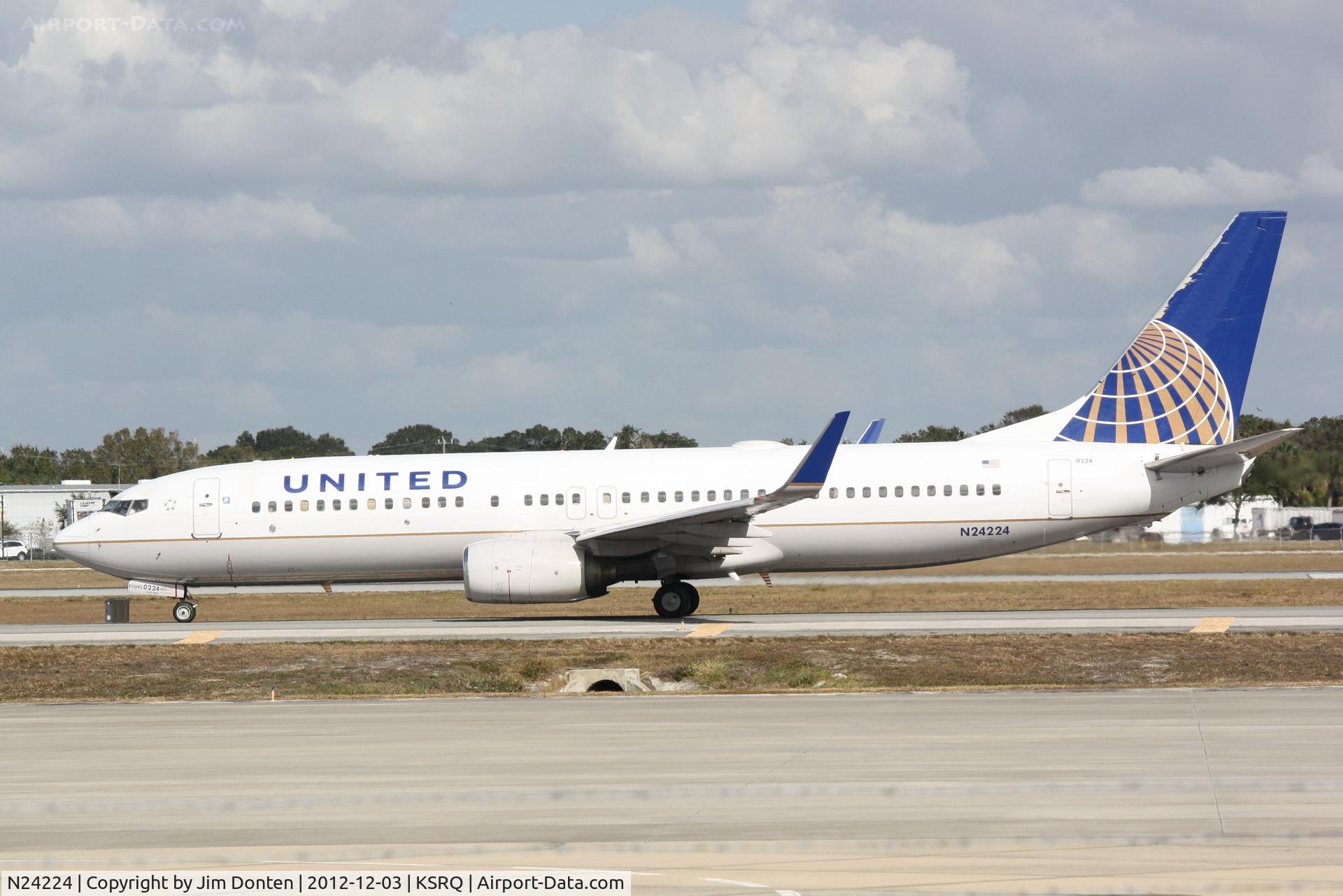 N24224, 1998 Boeing 737-824 C/N 28933, United Flight 1900 (N24224) arrives at Sarasota-Bradenton International Airport following a flight from Chicago-O'Hare International Airport
