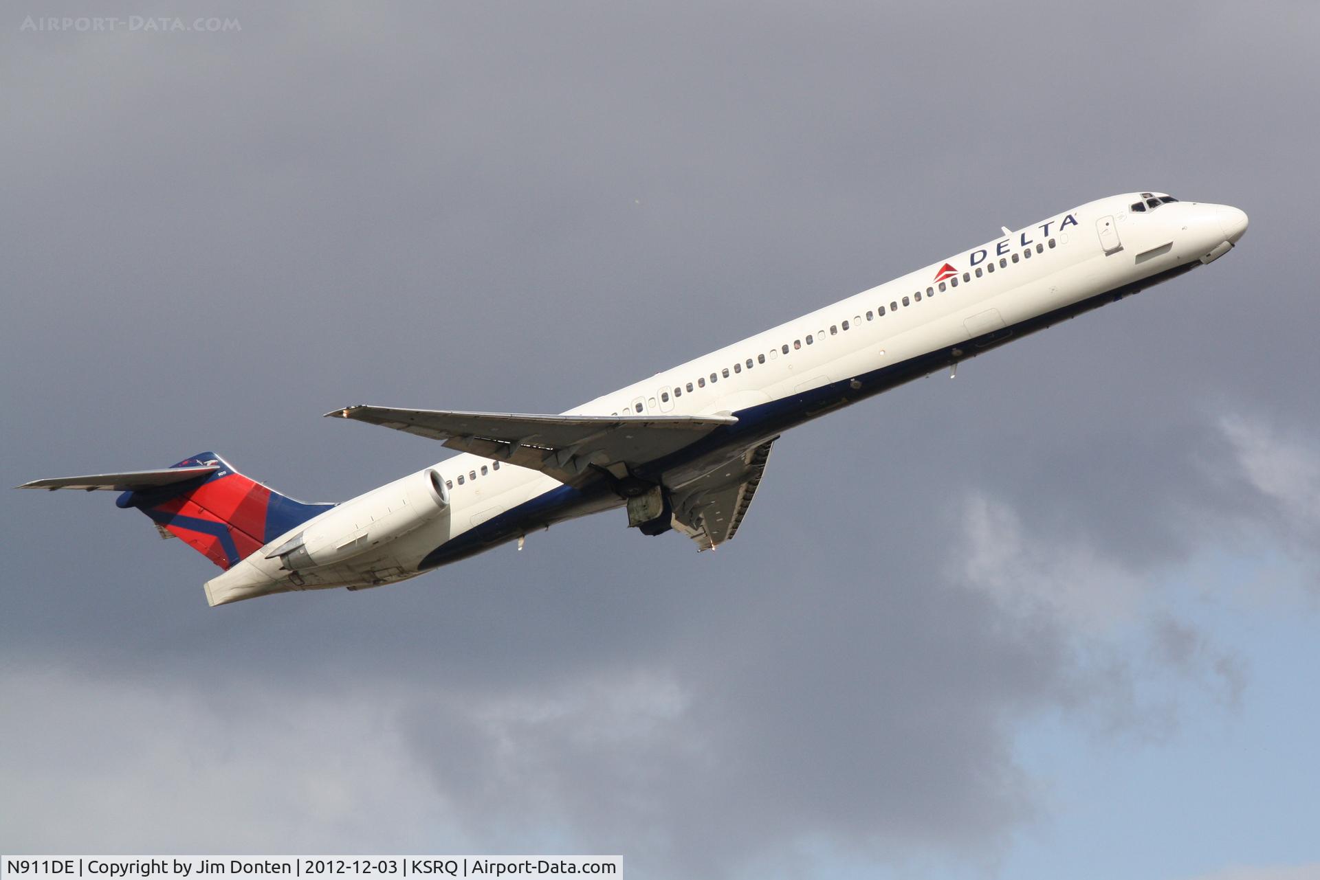 N911DE, 1992 McDonnell Douglas MD-88 C/N 49967, Delta Flight 1671 (N911DE) departs Sarasota-Bradenton International Airport enroute to Hartsfield-Jackson Atlanta International Airport