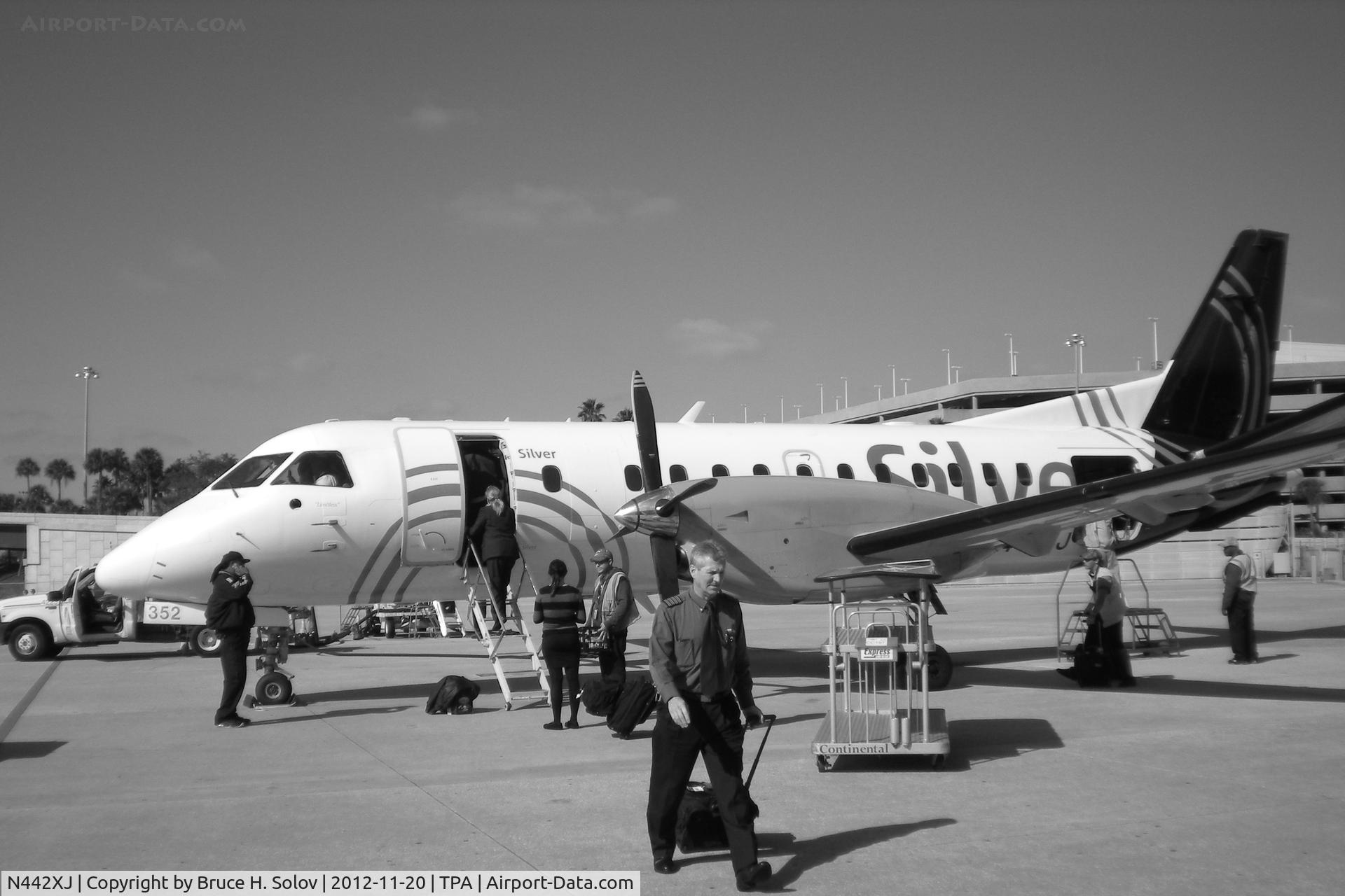 N442XJ, 1998 Saab 340B C/N 340B-442, Deplaning at TPA from FLL