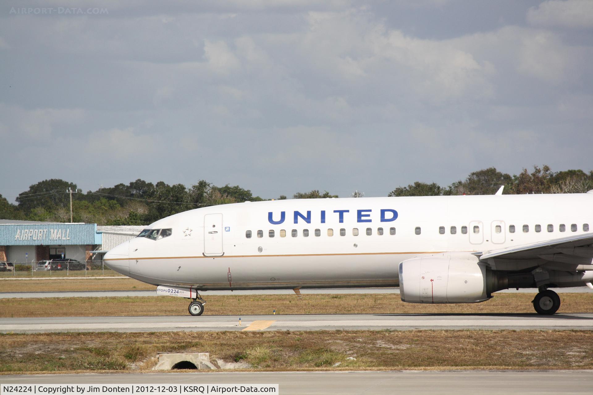 N24224, 1998 Boeing 737-824 C/N 28933, United Flight 1190 (N24224) arrives at Sarasota-Bradenton International Airport following a flight from Chicago-O'Hare International Airport