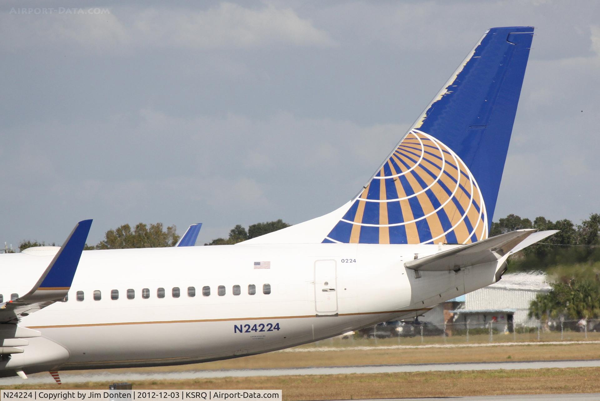 N24224, 1998 Boeing 737-824 C/N 28933, United Flight 1190 (N24224) arrives at Sarasota-Bradenton International Airport following a flight from Chicago-O'Hare International Airport