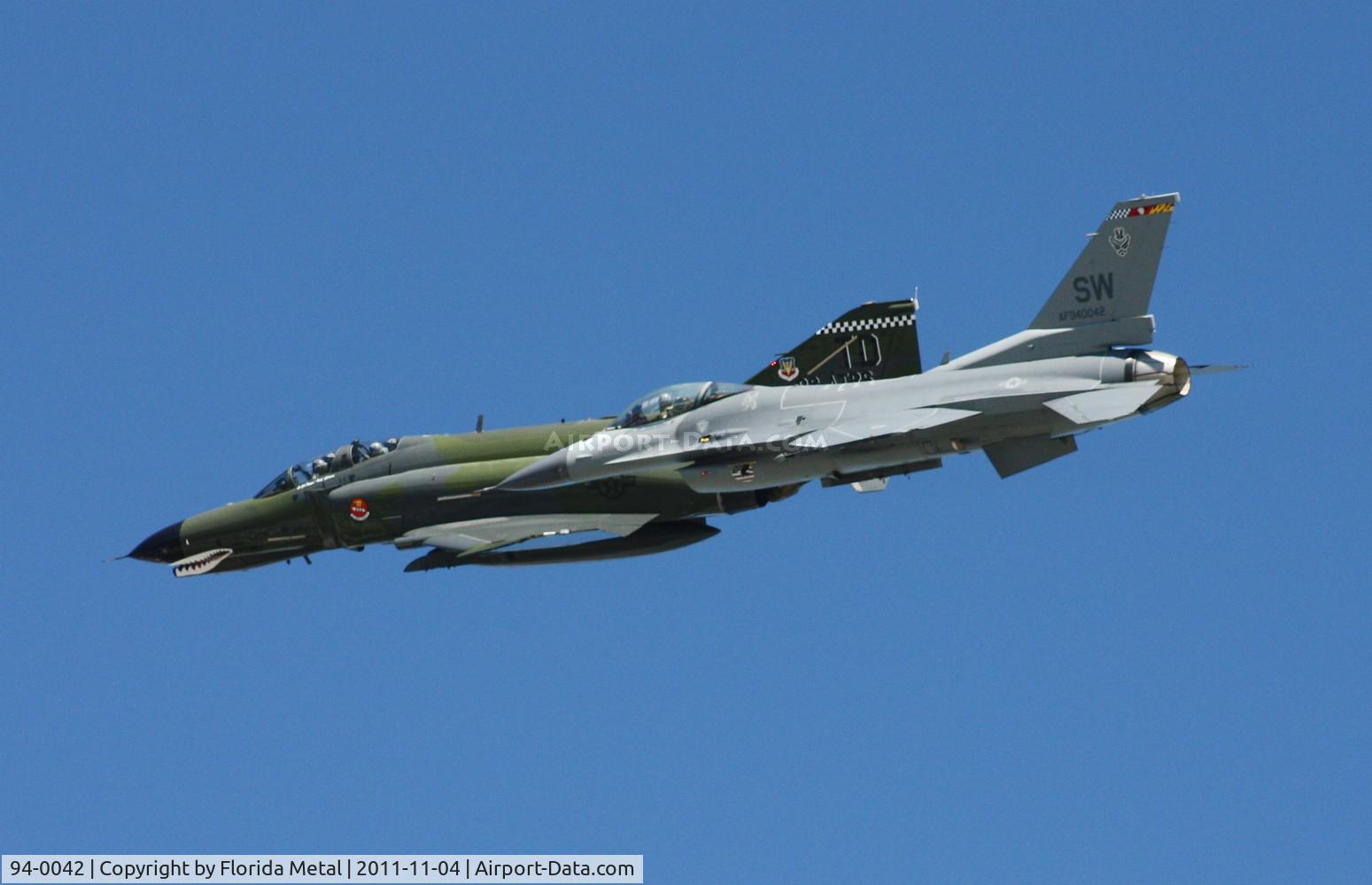 94-0042, Lockheed F-16CM Fighting Falcon C/N CC-194, F-16 and F-4 in Heritage flight at Cocoa Beach