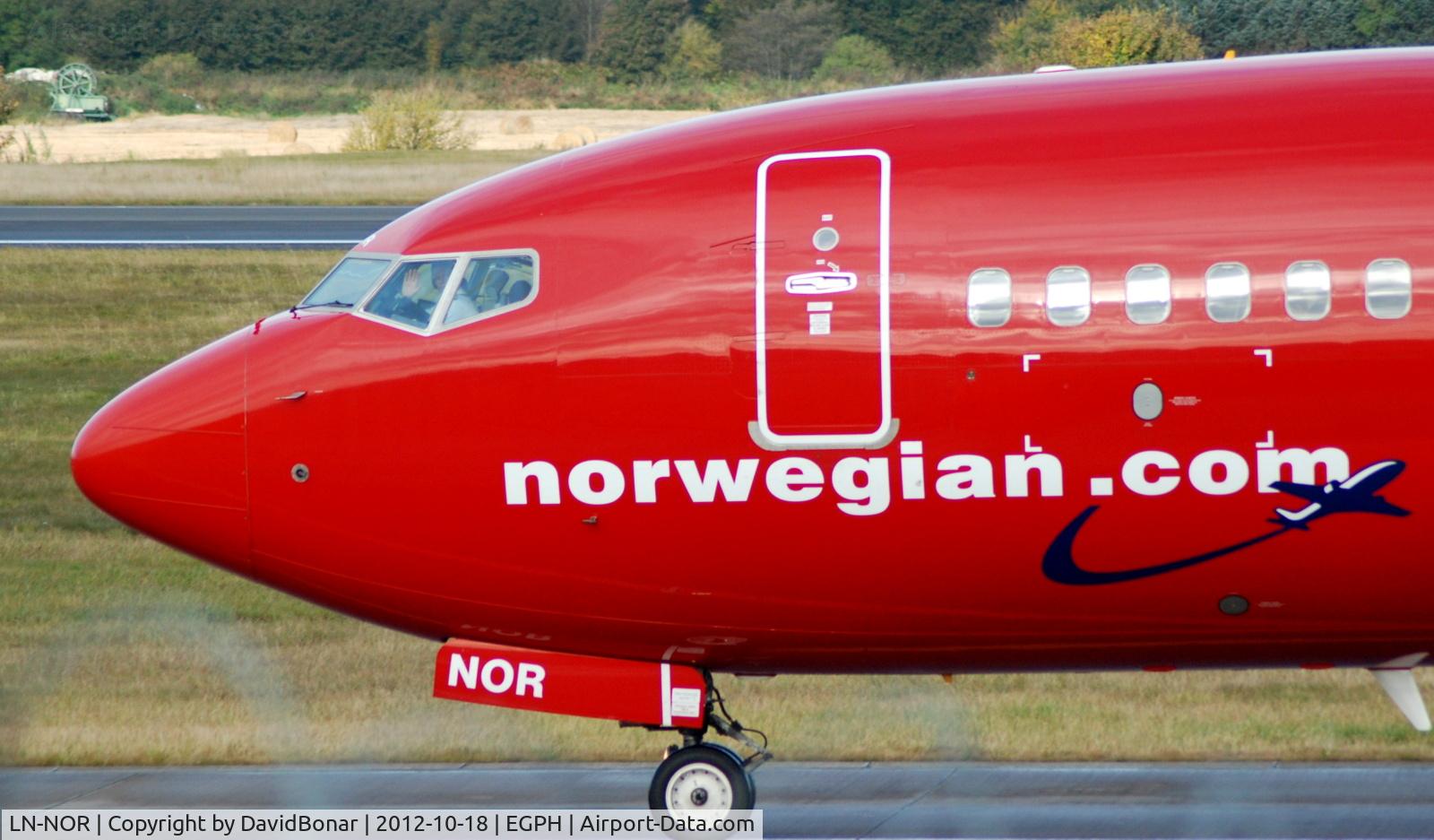 LN-NOR, 2011 Boeing 737-81D C/N 39412, A friendly wave!