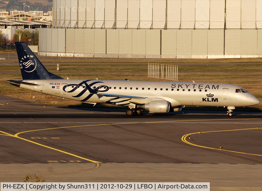 PH-EZX, 2012 Embraer 190LR (ERJ-190-100LR) C/N 19000545, Lining up rwy 14R for departure in Skyteam c/s