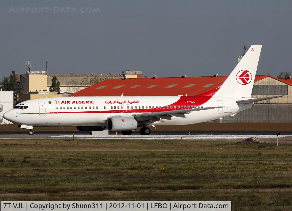 7T-VJL, 2000 Boeing 737-8D6 C/N 30204, Ready for take off rwy 32R in modified new c/s
