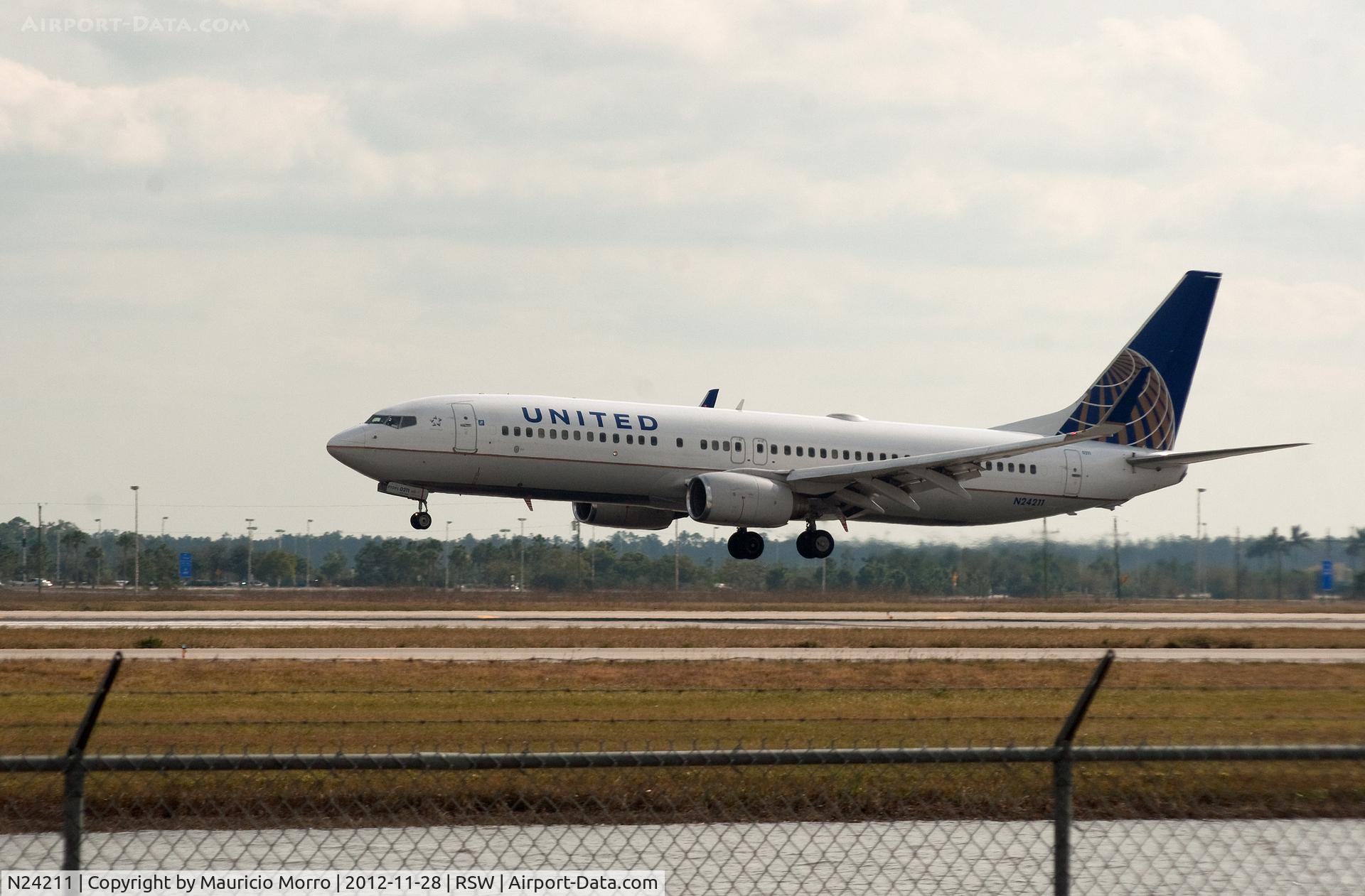 N24211, 1998 Boeing 737-824 C/N 28771, About to touch down RWY 6