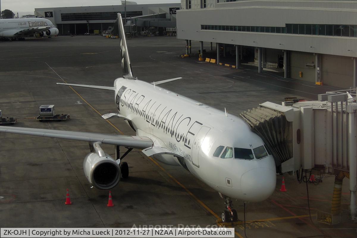 ZK-OJH, 2004 Airbus A320-232 C/N 2257, At Auckland