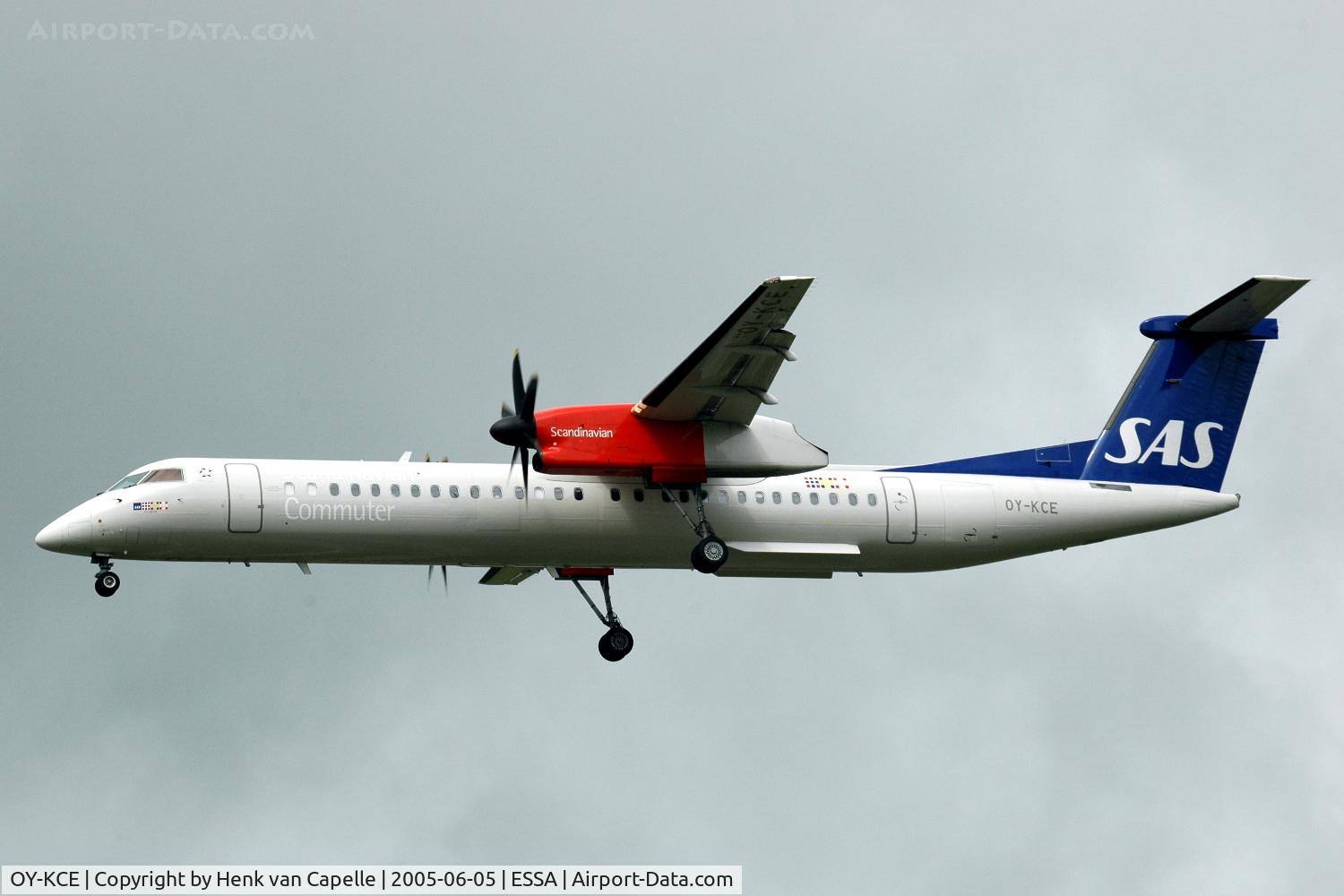OY-KCE, 2001 De Havilland Canada DHC-8-402Q Dash 8 C/N 4057, An SAS Dash-8-400 landing at Stockholm Arlanda airport, Sweden.