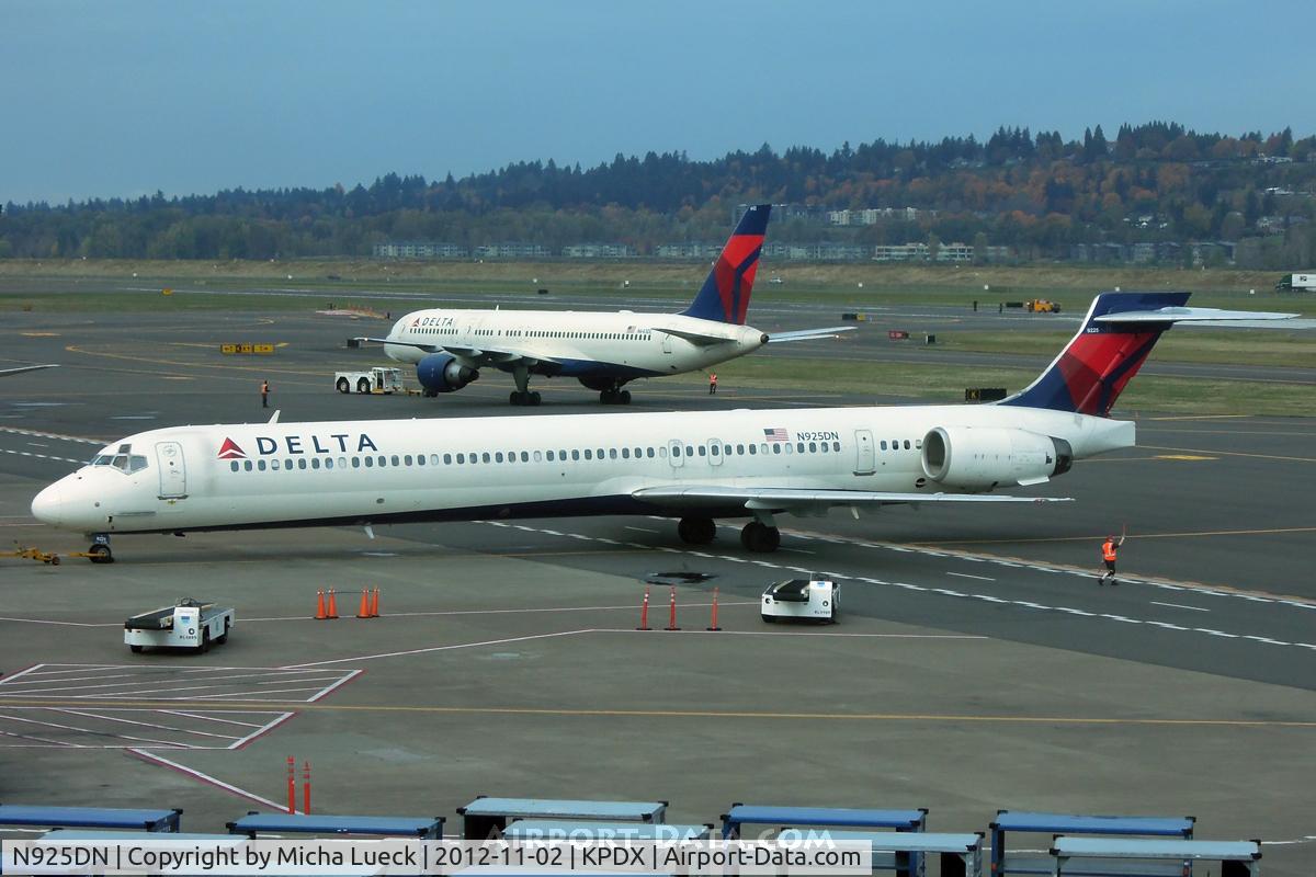 N925DN, 1998 McDonnell Douglas MD-90-30 C/N 53587, At Portland, OR