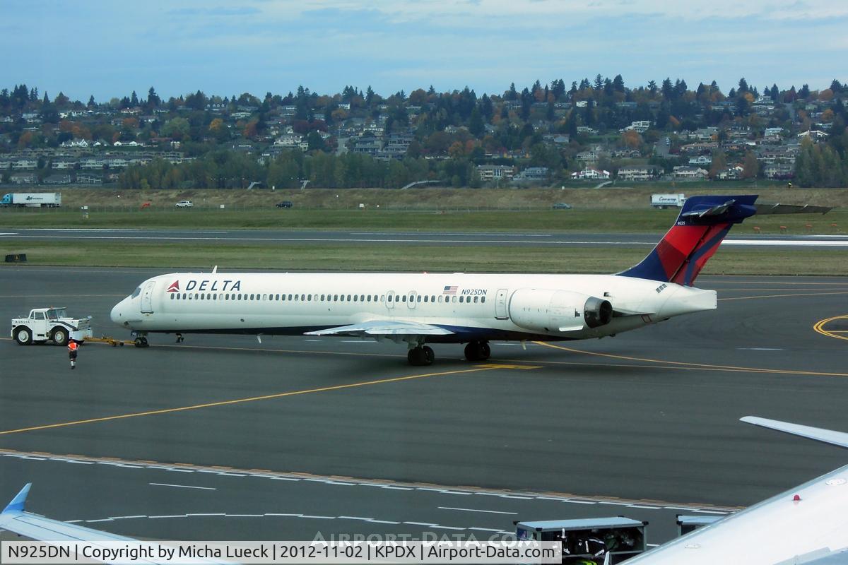 N925DN, 1998 McDonnell Douglas MD-90-30 C/N 53587, At Portland, OR