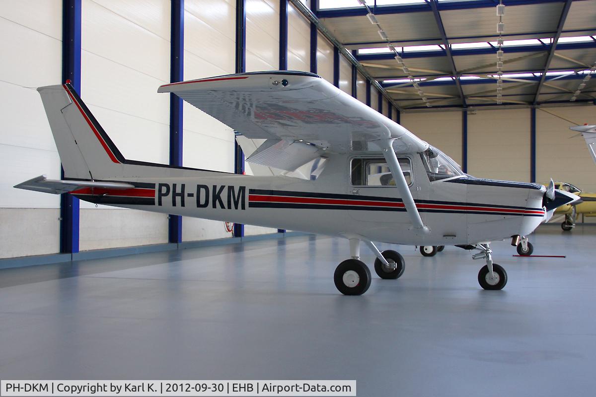 PH-DKM, 1977 Cessna 152 C/N 15281025, Cessna 152 at Kempen Airport Budel, Weert, Netherlands