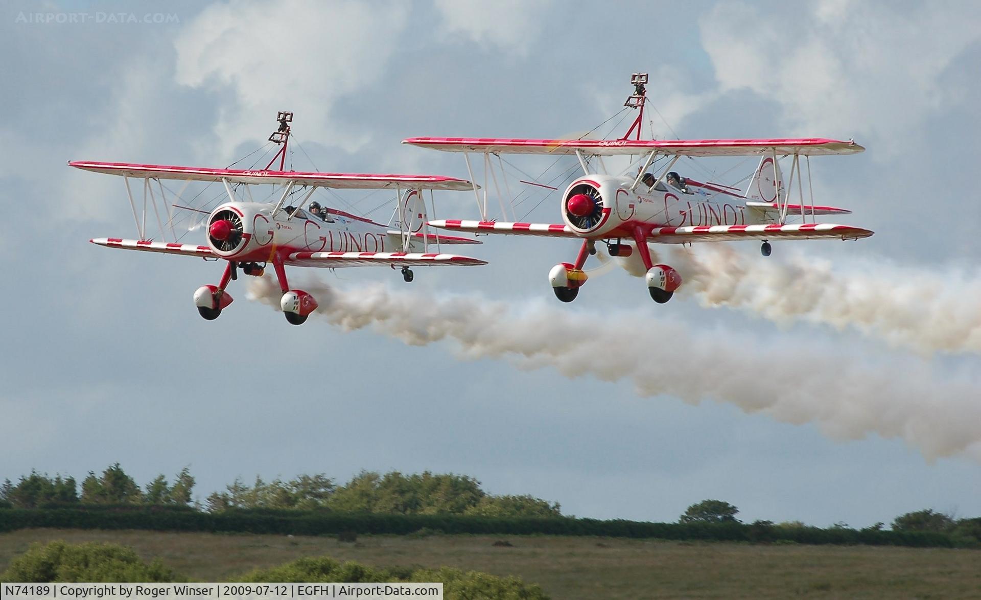 N74189, 1941 Boeing PT-17/R985 Kaydet (A75N1) C/N 75-717, N74189 (2/deux) led by 3/troix (N707TJ) during formation take off by Team Guinot after displaying at the Wales National Airshow, Swansea Bay.