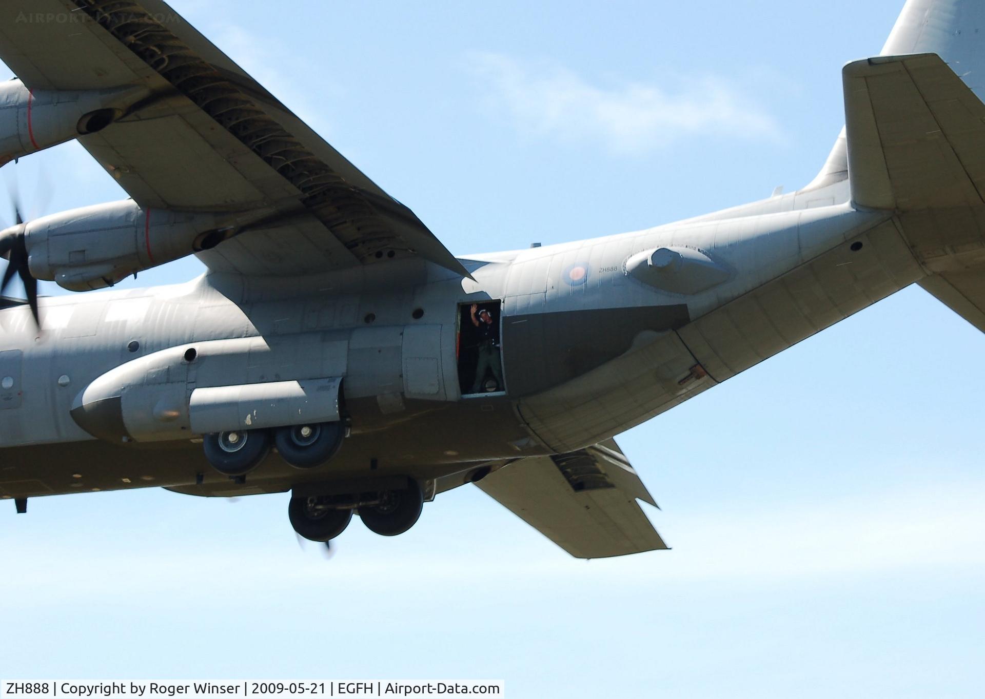 ZH888, 2000 Lockheed Martin C-130J Hercules C.5 C/N 382-5496, A wave from the loadmaster on the RAF Hercules C.5.