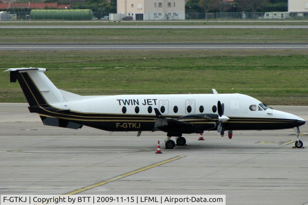 F-GTKJ, 1998 Beech 1900D C/N UE-348, Parked