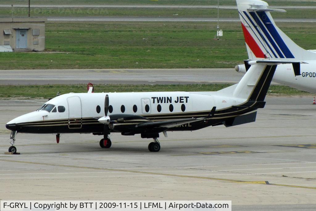 F-GRYL, 1997 Beech 1900D C/N UE-301, Parked