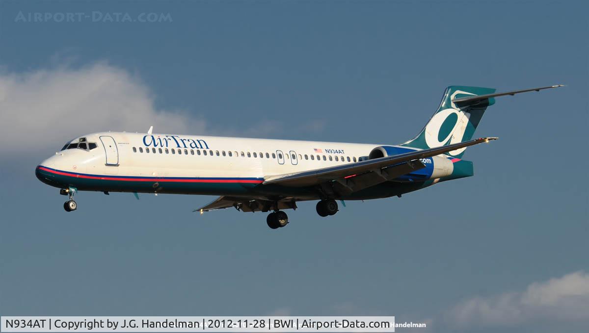 N934AT, 2000 Boeing 717-200 C/N 55070, On final to 33L