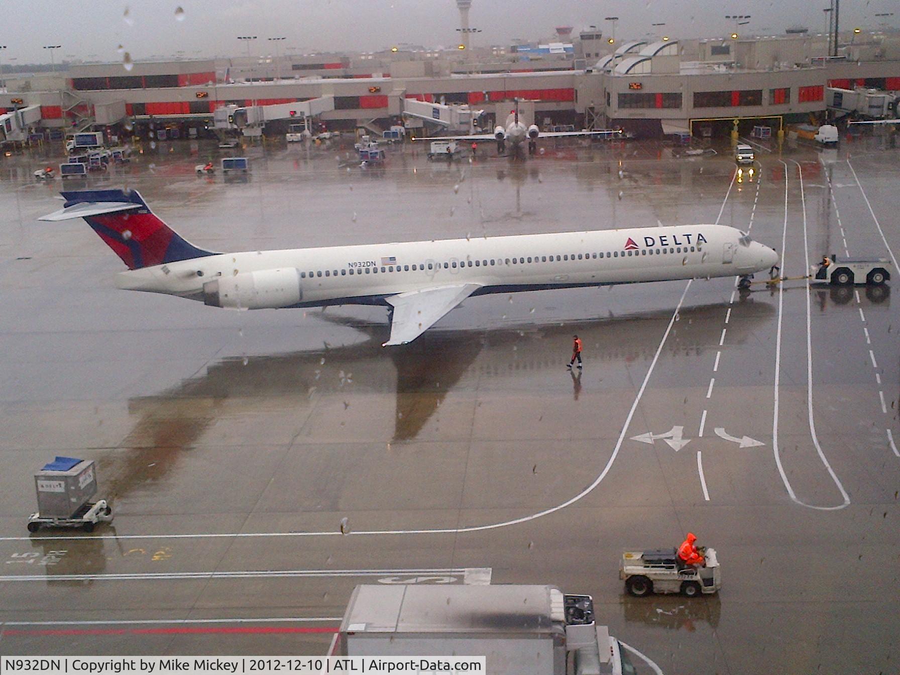 N932DN, 1996 McDonnell Douglas MD-90-30 C/N 53457, A rainy day at ATL