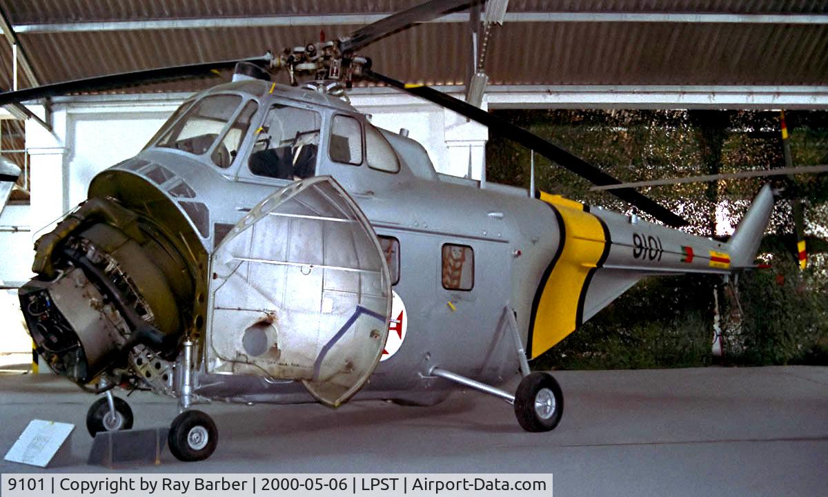 9101, Sikorsky UH-19D Chickasaw C/N 551237, Sikorsky UH-19D Chickasaw [55-1237] Sintra-Lisbon~CS 06/05/2000. Also marked *9101*.