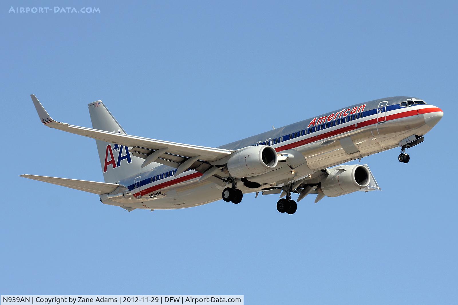 N939AN, 2000 Boeing 737-823 C/N 30083, American Airlines landing at DFW Airport