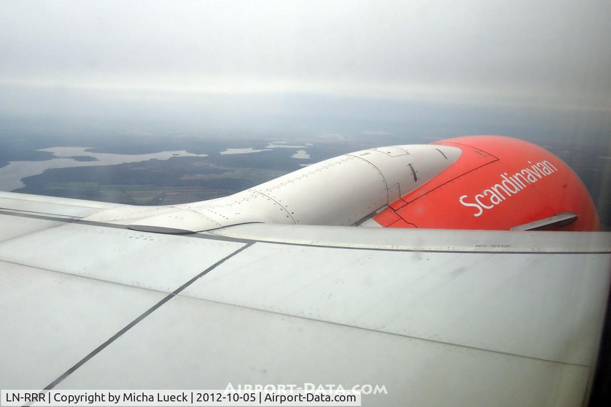 LN-RRR, 1999 Boeing 737-683 C/N 28309, The orange engine is the only cheerful colour on this dark October day (TXL-ARN)