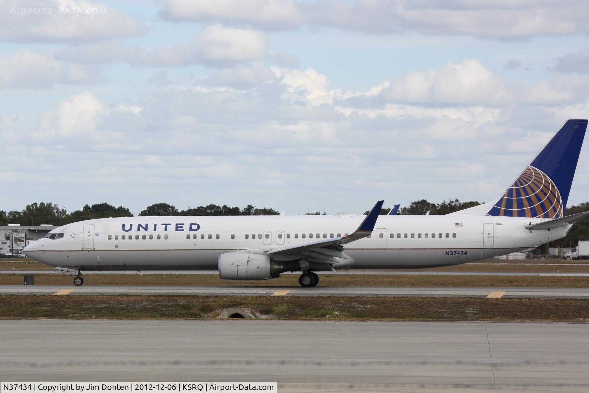 N37434, 2009 Boeing 737-924/ER C/N 33528, United Flight 1190 (N37434) arrives at Sarasota-Bradenton International Airport following a flight at Chicago-O'Hare International Airport