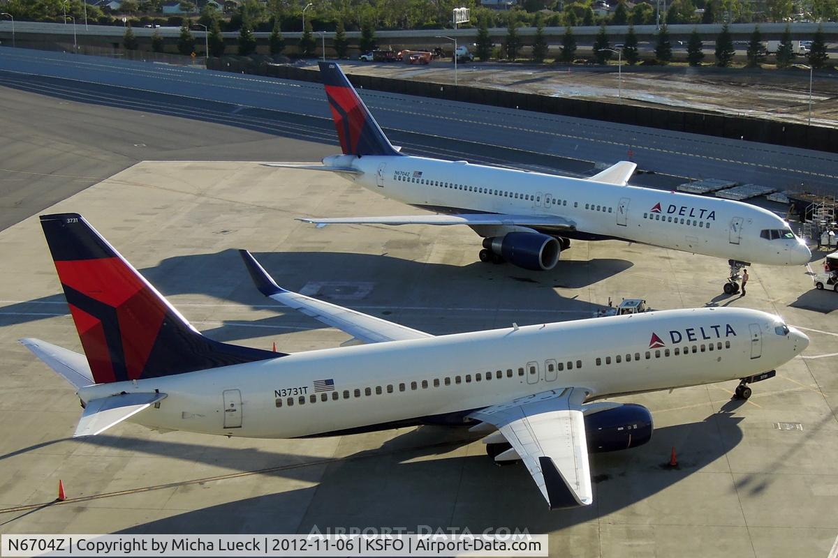 N6704Z, 2000 Boeing 757-232 C/N 30396, At San Francisco