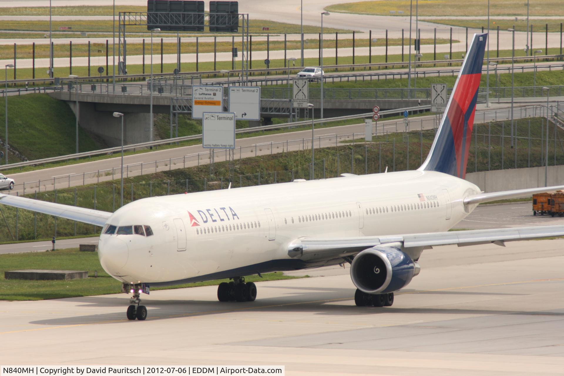 N840MH, 2001 Boeing 767-432/ER C/N 29718, Taxiing for take off to the flight to Atlanta at Munich