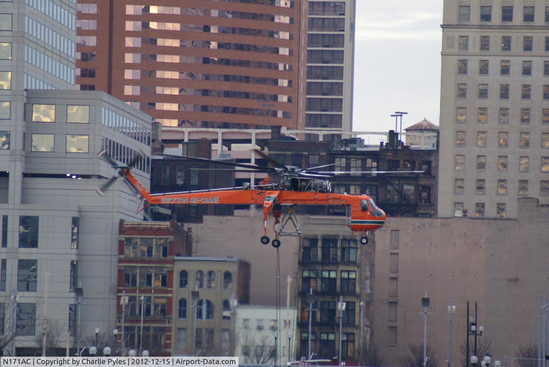 N171AC, Erickson S64F C/N 64090, Working from Paul Brown Stadium Parking lot to the top of US Bank building