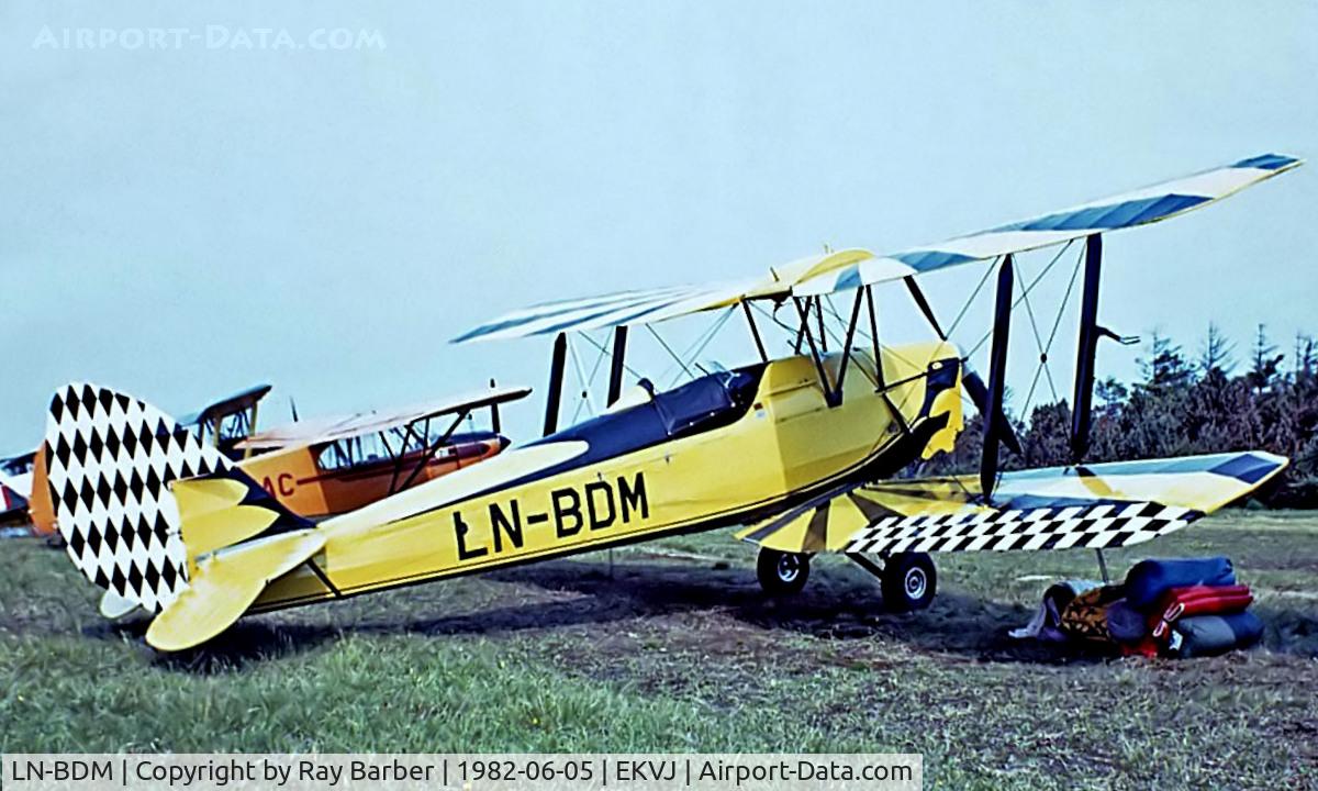 LN-BDM, De Havilland DH-82A Tiger Moth II C/N 85294, De Havilland DH.82A Tiger Moth [85294] Stauning~OY 05/06/1982. Image taken from a slide.