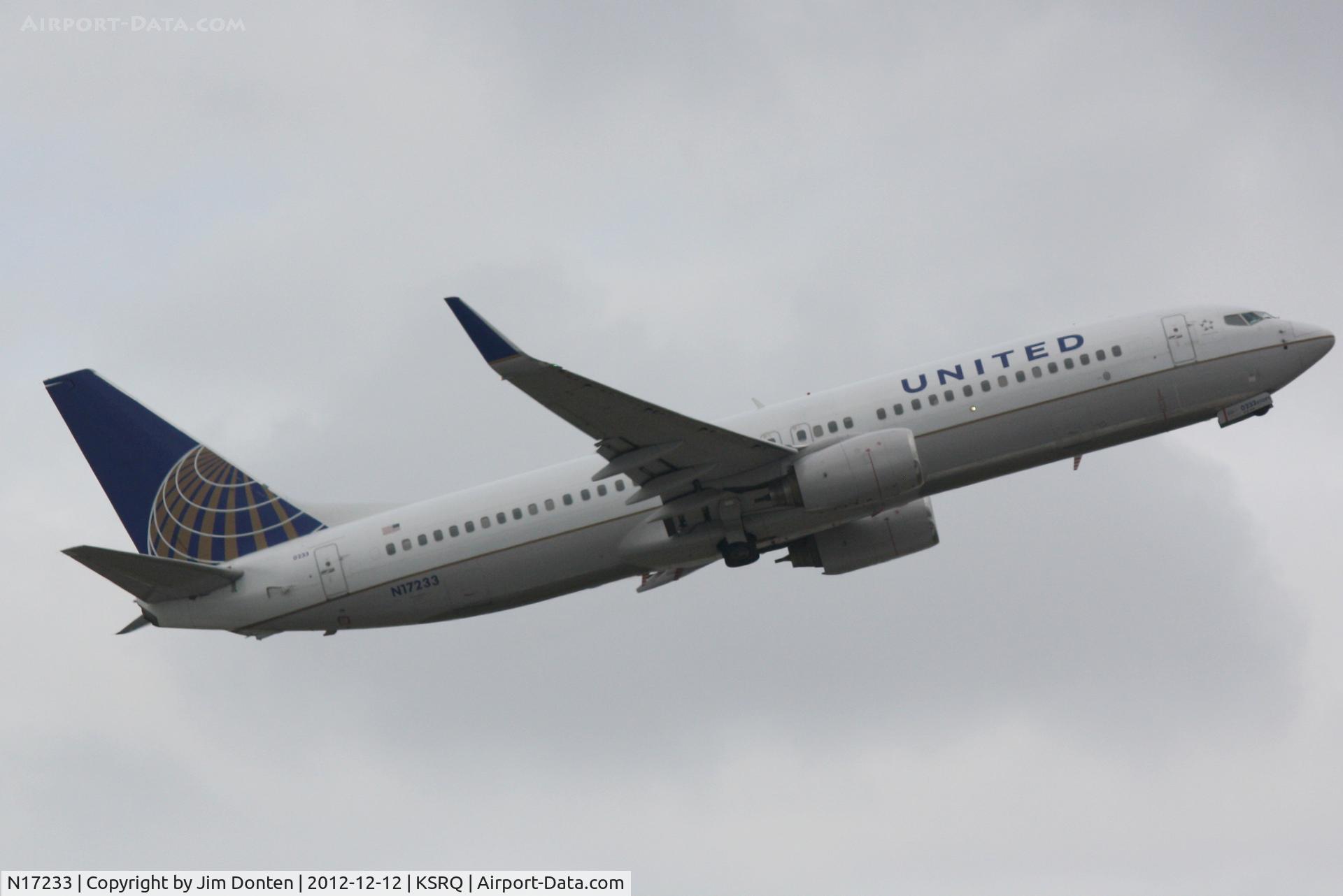 N17233, 1999 Boeing 737-824 C/N 28943, United Flight 1 (N17233) departs Runway 14 at Sarasota-Bradenton International Airport enroute to Chicago-O'Hare International Airport