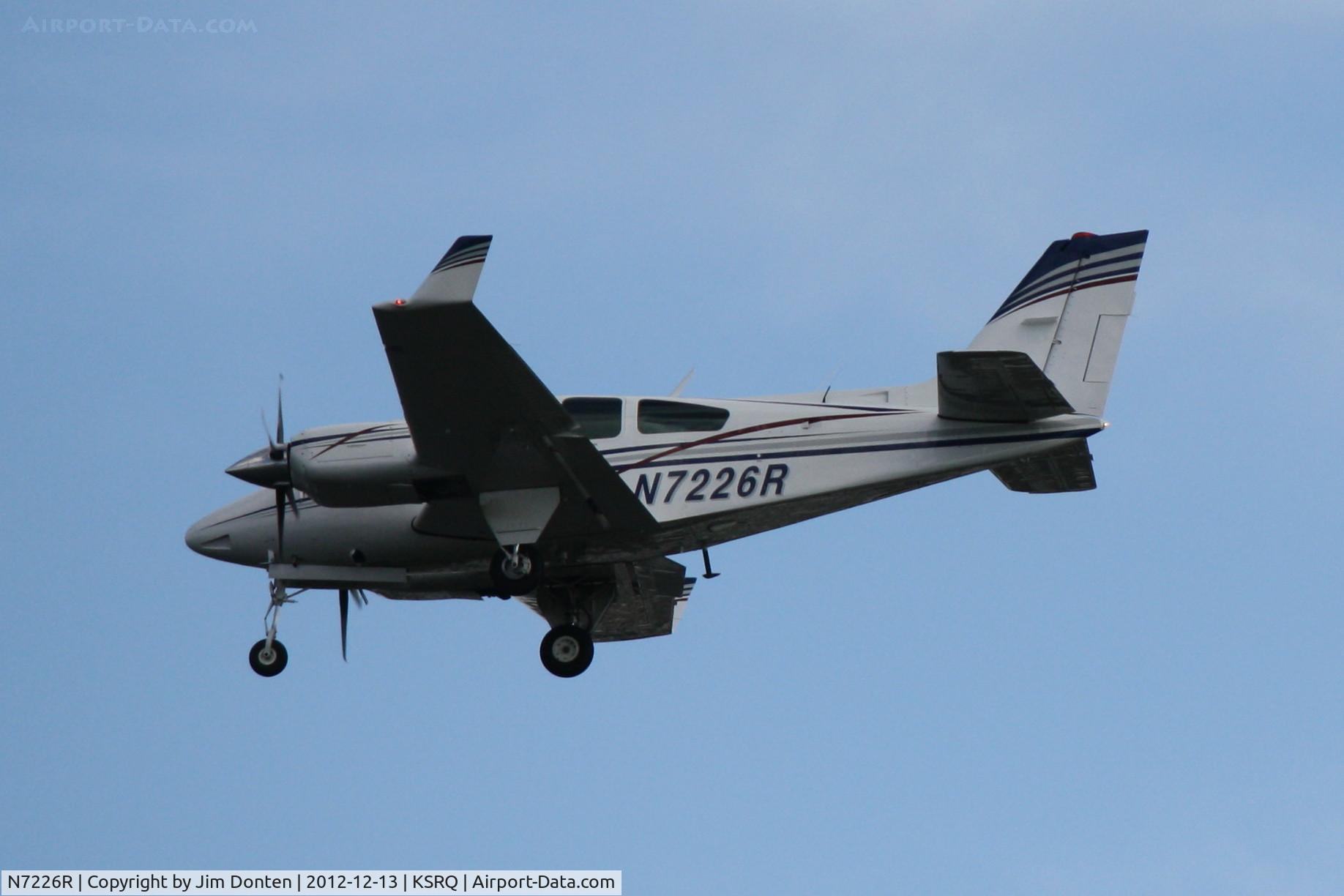 N7226R, 1974 Beech E-55 Baron C/N TE-1013, Beechcraft Baron (N7226R) on approach to Sarasota-Bradenton International Airport following a flight from Barron County Airport
