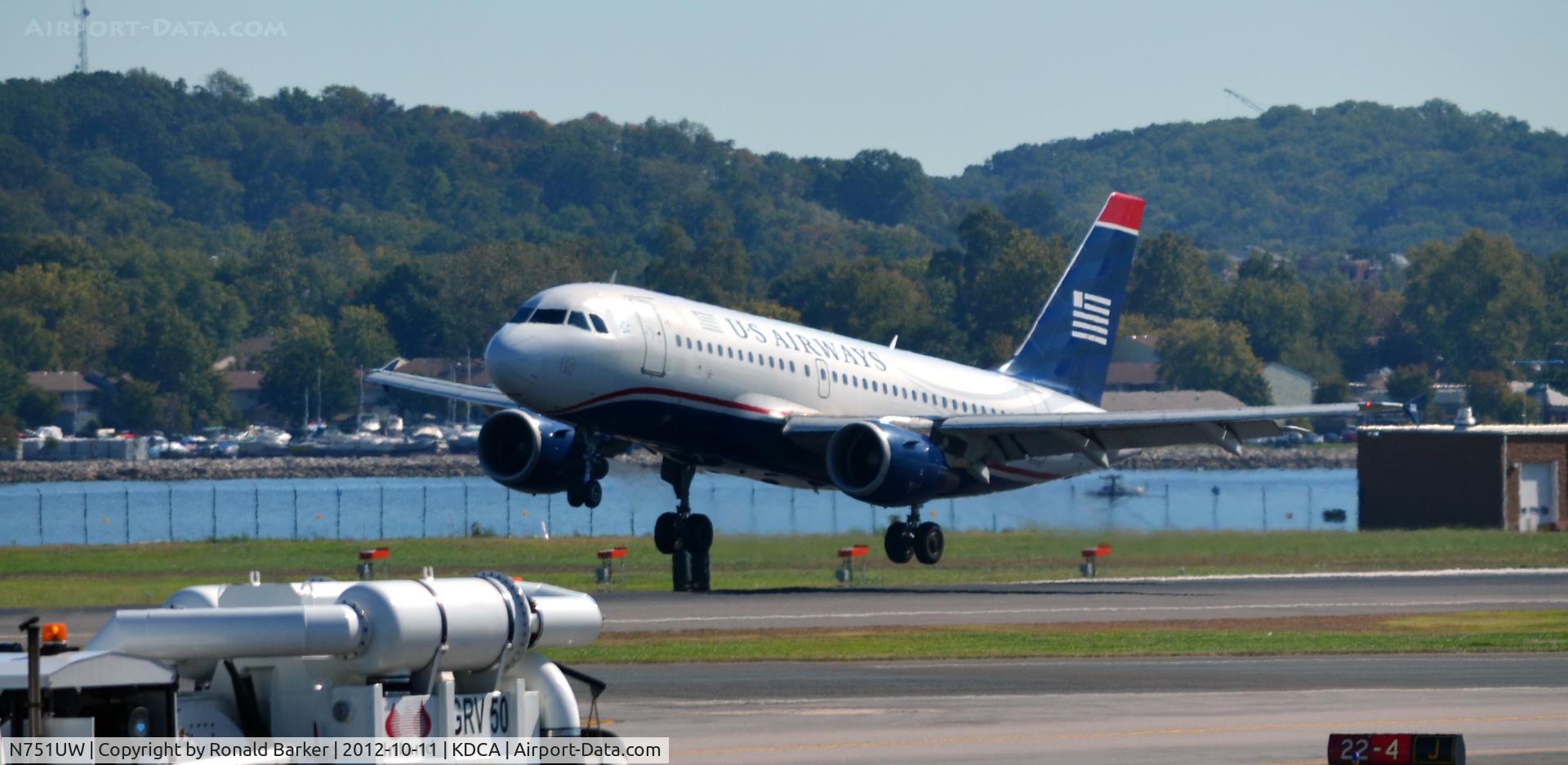 N751UW, 2000 Airbus A319-112 C/N 1317, Landing DCA
