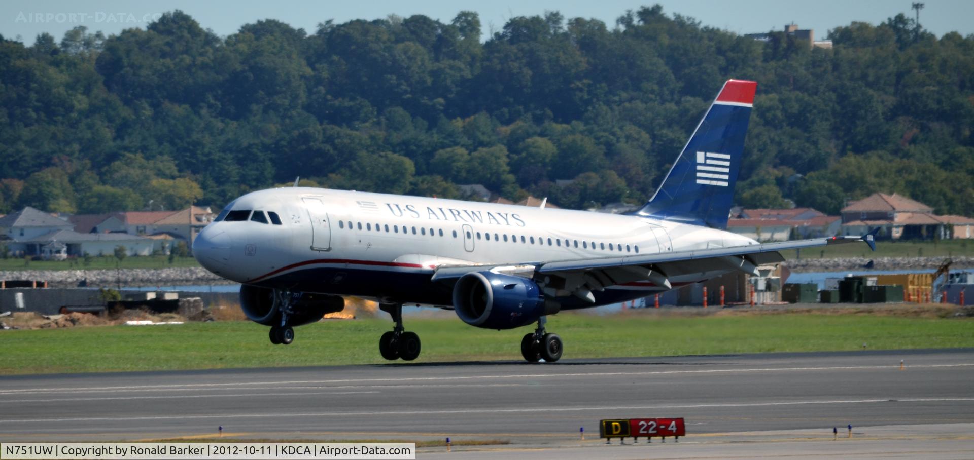 N751UW, 2000 Airbus A319-112 C/N 1317, Landing DCA