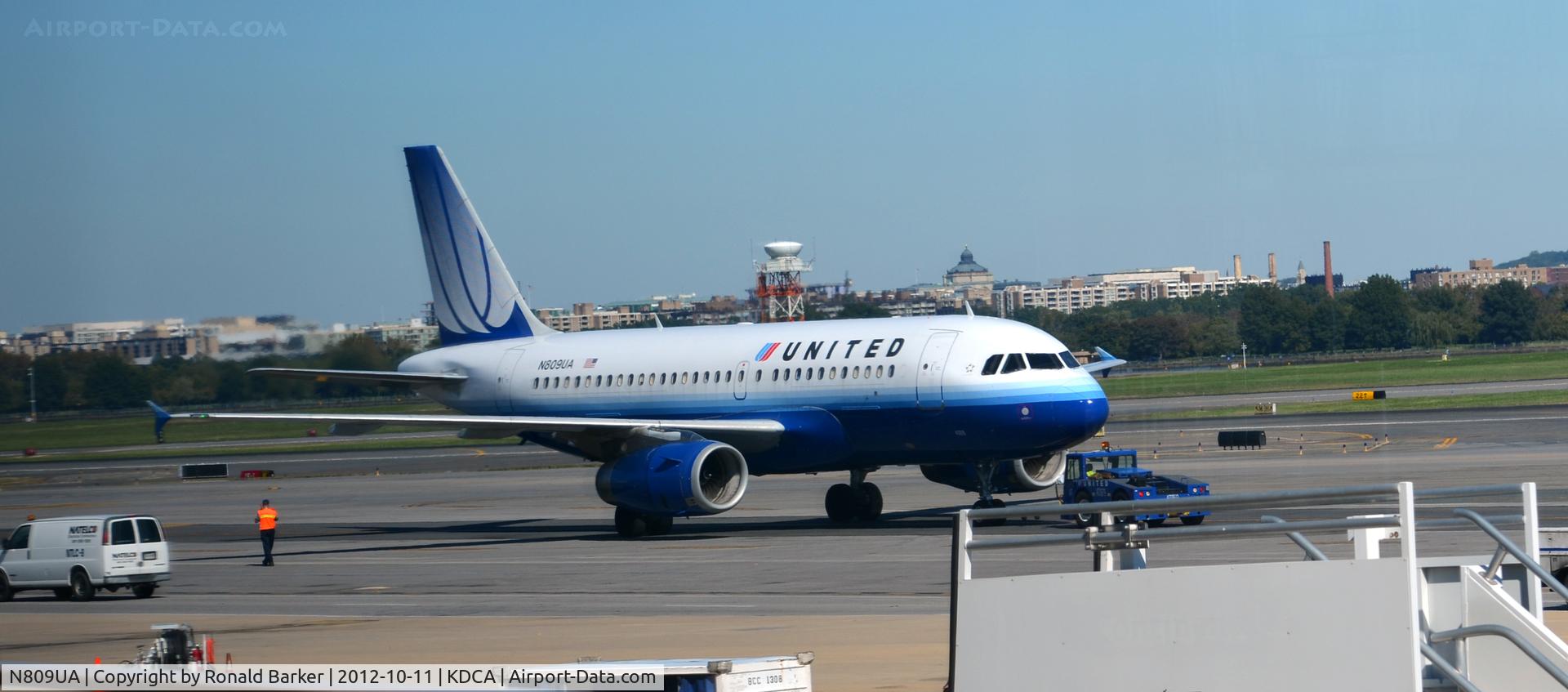 N809UA, 1998 Airbus A319-131 C/N 825, Taxi DCA