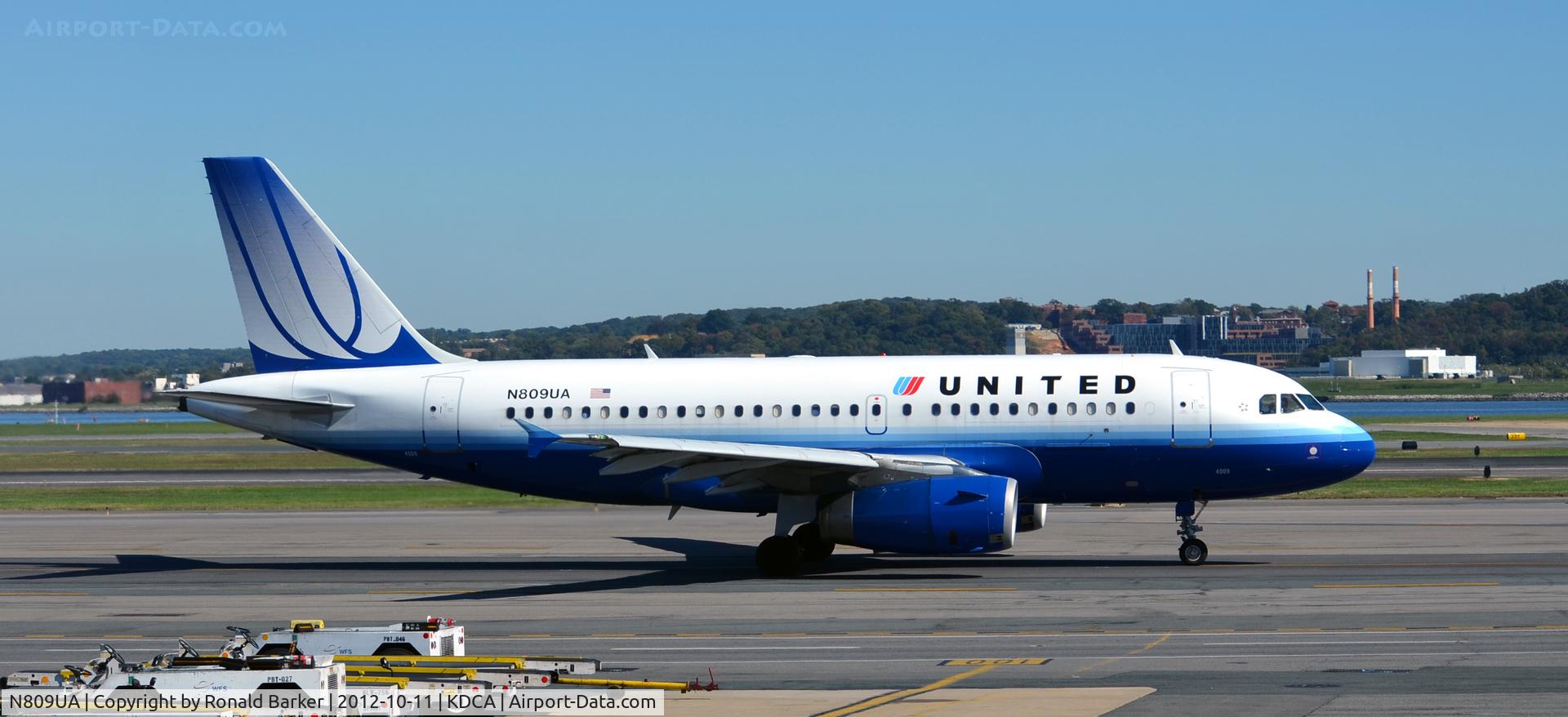 N809UA, 1998 Airbus A319-131 C/N 825, Taxi DCA