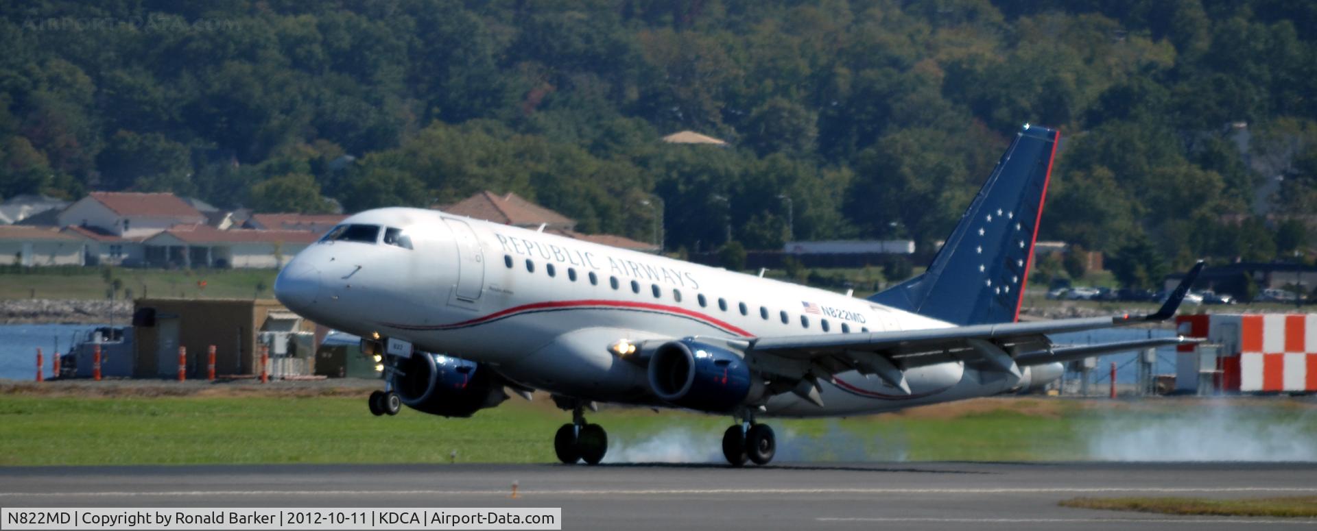 N822MD, 2004 Embraer 170SU (ERJ-170-100SU) C/N 17000043, Landing DCA