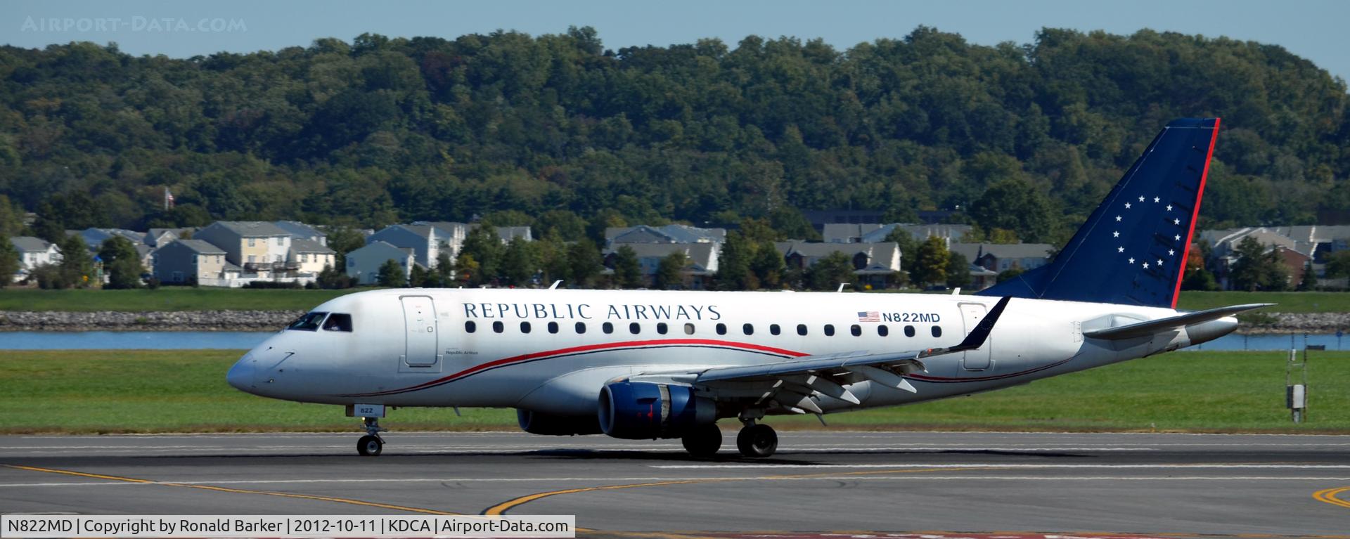 N822MD, 2004 Embraer 170SU (ERJ-170-100SU) C/N 17000043, Landing DCA