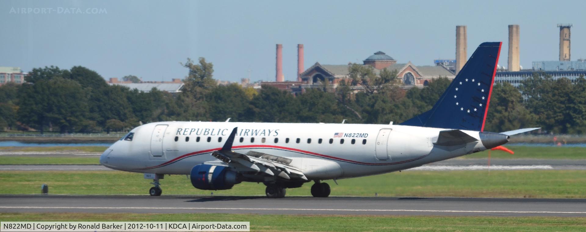 N822MD, 2004 Embraer 170SU (ERJ-170-100SU) C/N 17000043, Landing roll DCA