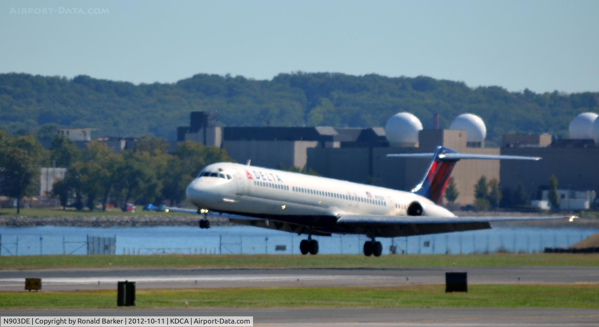 N903DE, 1992 McDonnell Douglas MD-88 C/N 53380, Landing DCA