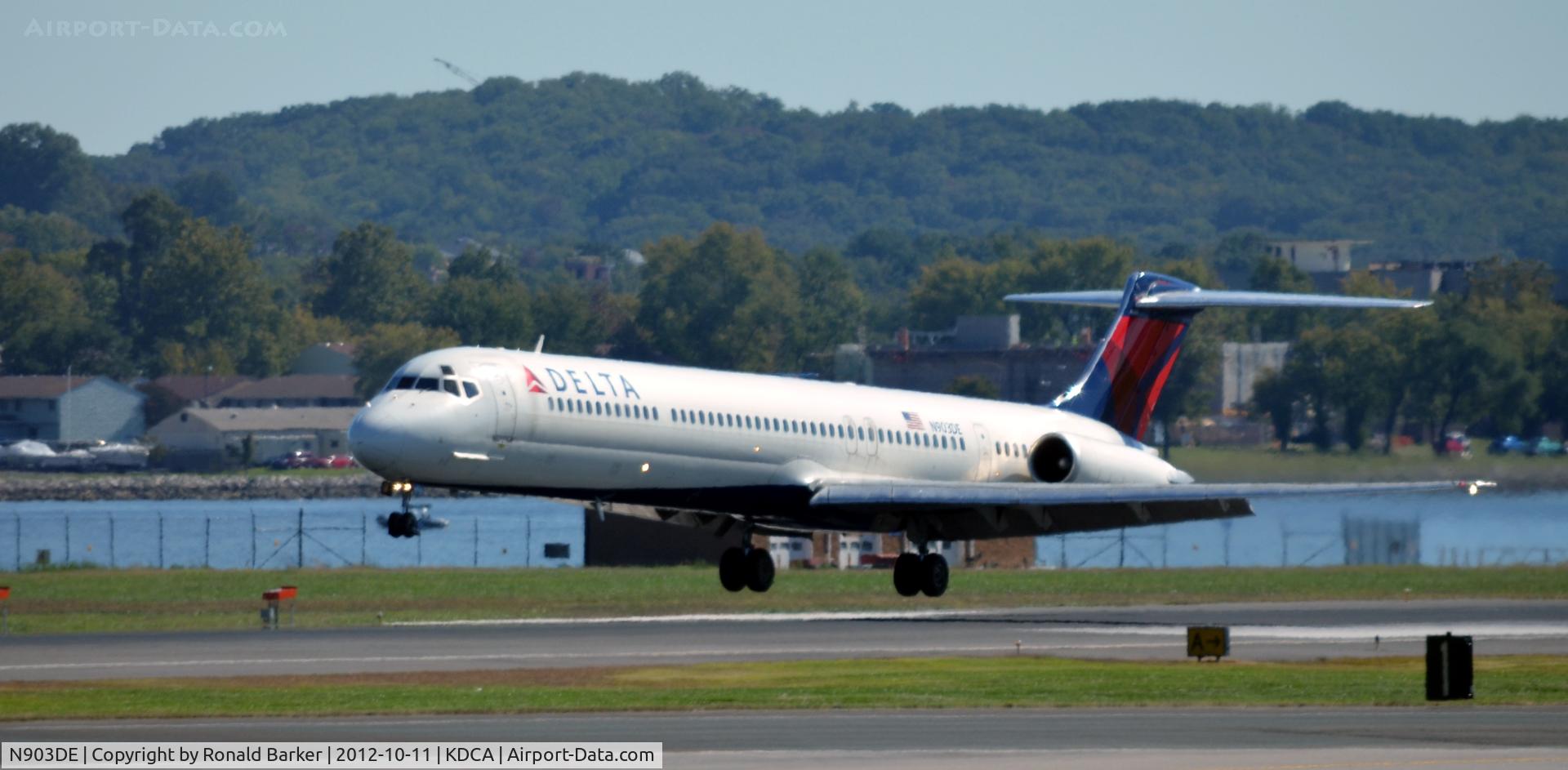 N903DE, 1992 McDonnell Douglas MD-88 C/N 53380, Landing DCA