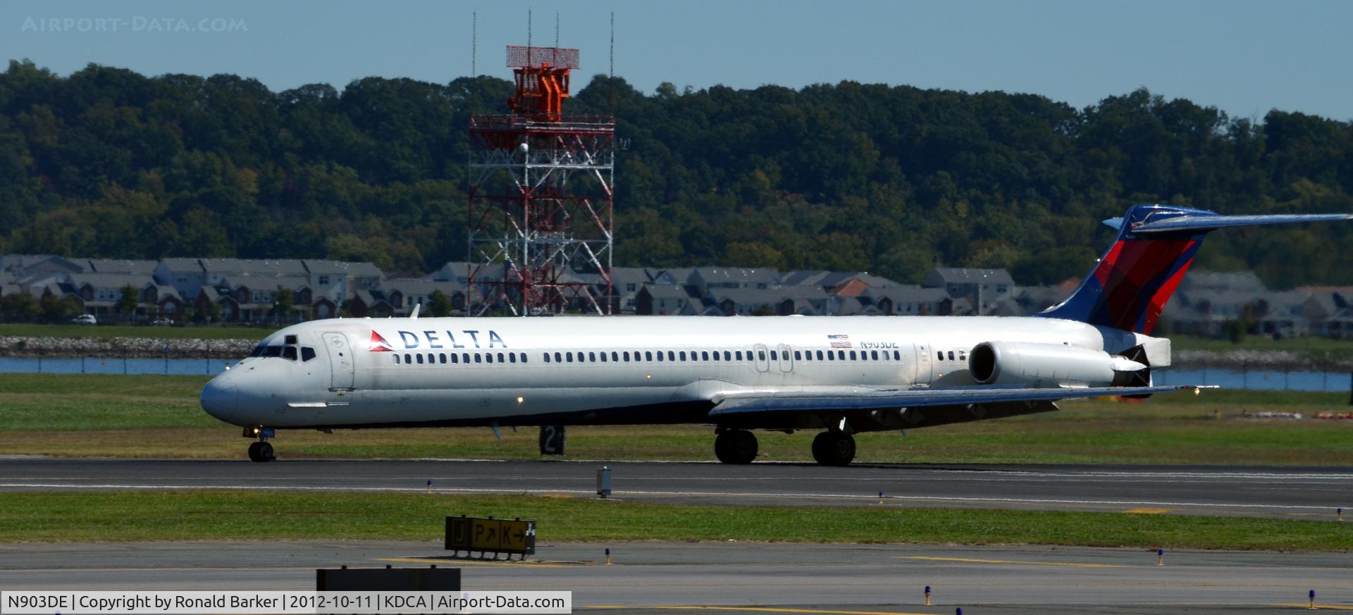 N903DE, 1992 McDonnell Douglas MD-88 C/N 53380, Landing DCA