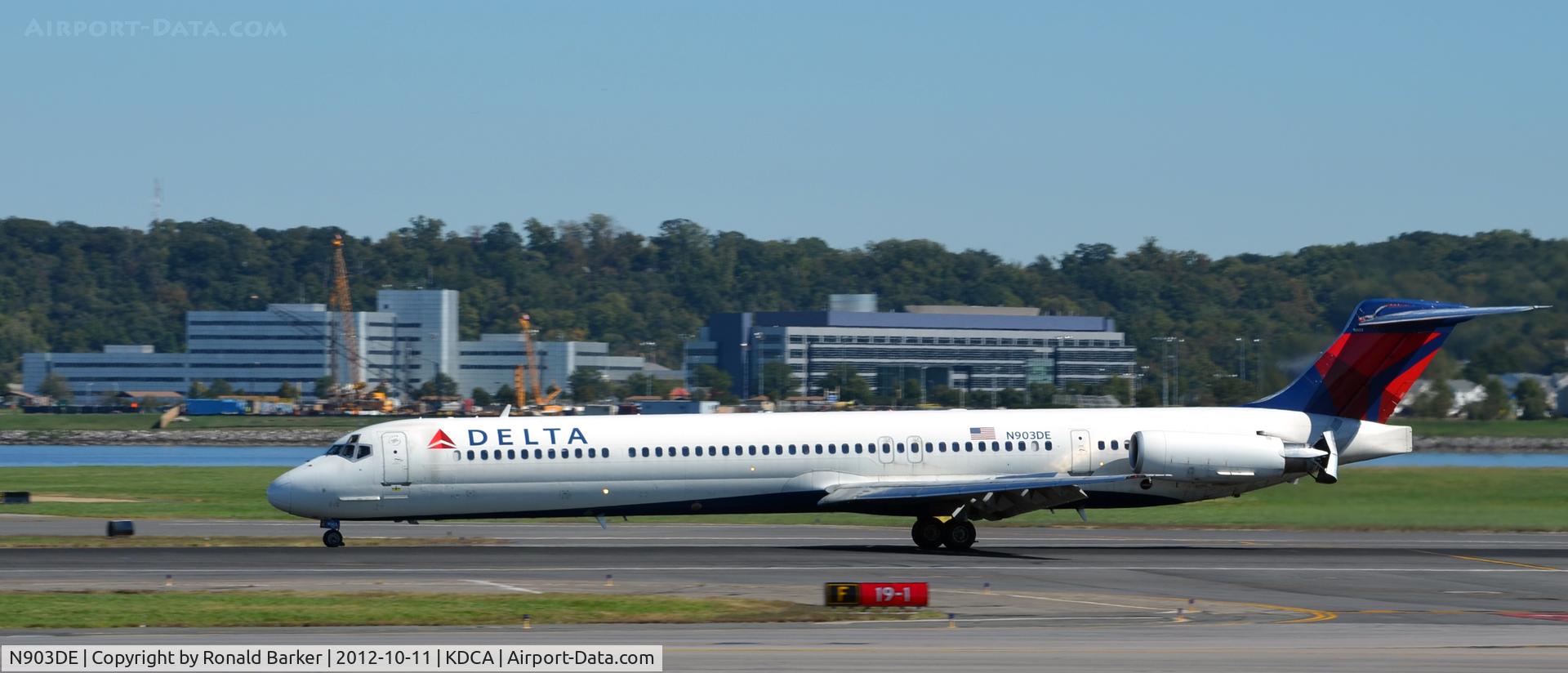 N903DE, 1992 McDonnell Douglas MD-88 C/N 53380, landing DCA