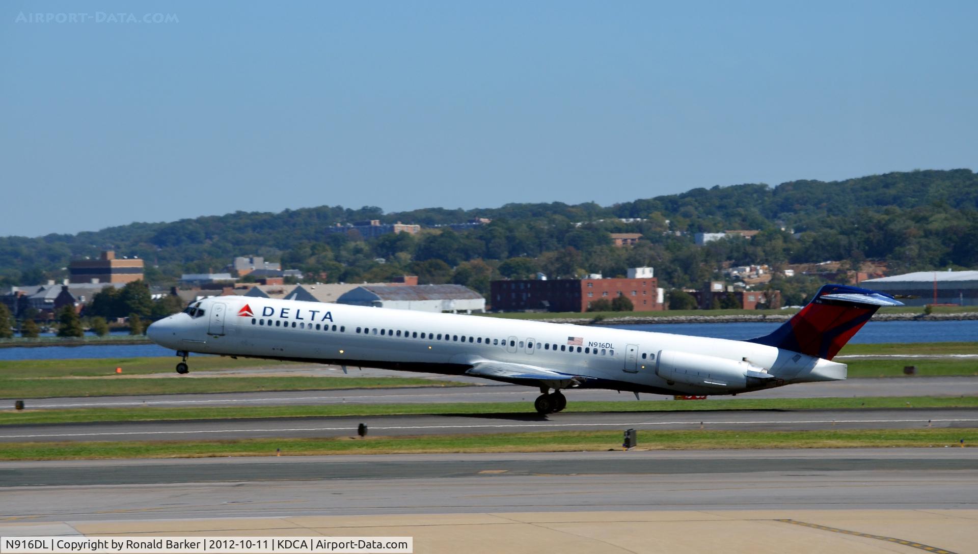 N916DL, 1988 McDonnell Douglas MD-88 C/N 49591, Takeoff DCA