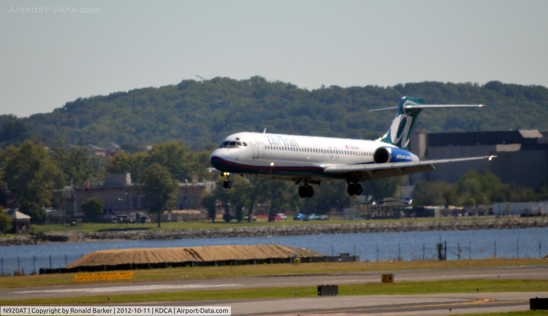 N920AT, 2000 Boeing 717-200 C/N 55083, Landing DCA
