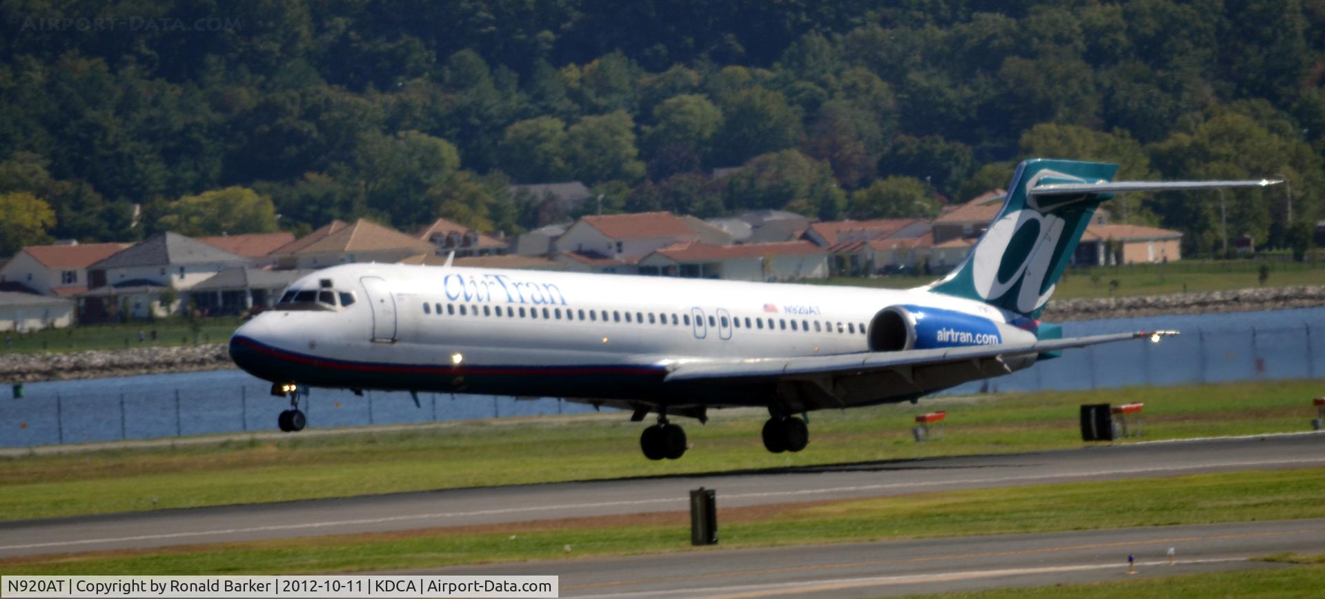 N920AT, 2000 Boeing 717-200 C/N 55083, Landing DCA